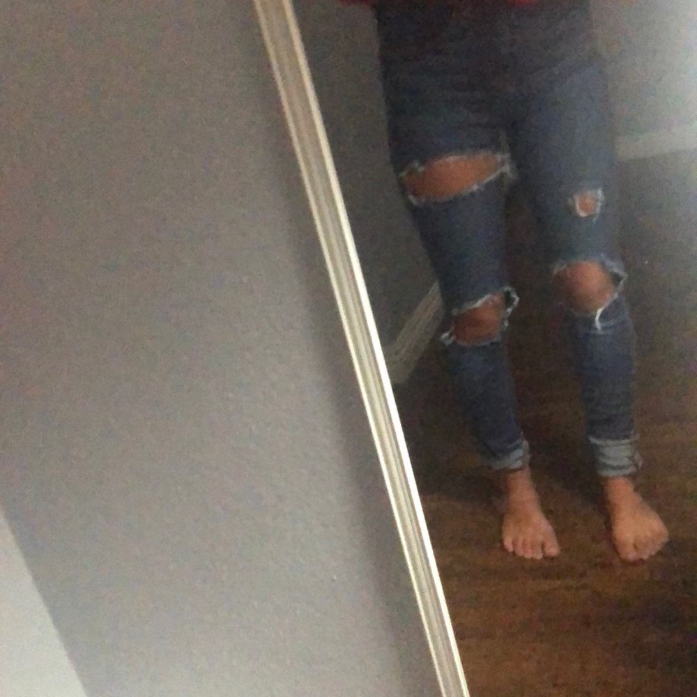 SUPER CUTE RIPPED JEANS SIZE 24